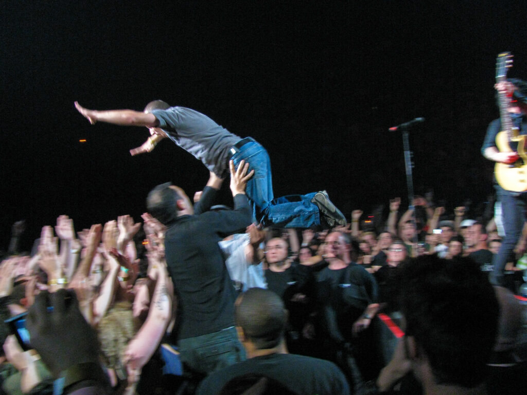Concert crowd, photo by Andre Engels via Wikimedia Commons