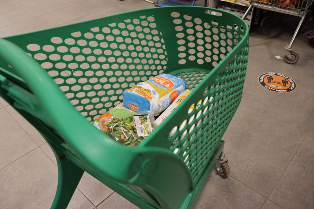 Shopping cart in supermarket, photo by Safaritravelplus via Wikimedia Commons