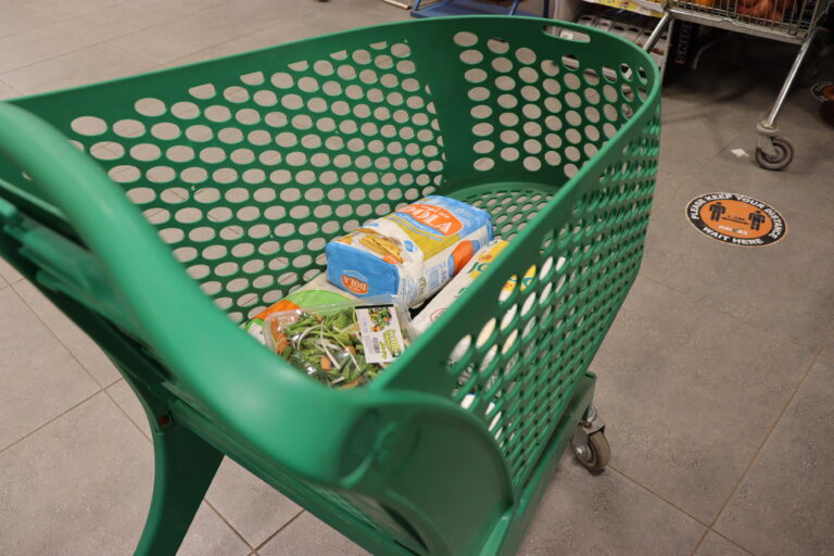 Shopping cart in supermarket, photo by Safaritravelplus via Wikimedia Commons